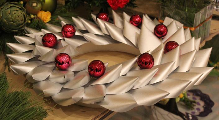 Let us add pizazz to your Christmas party with unique decorations!